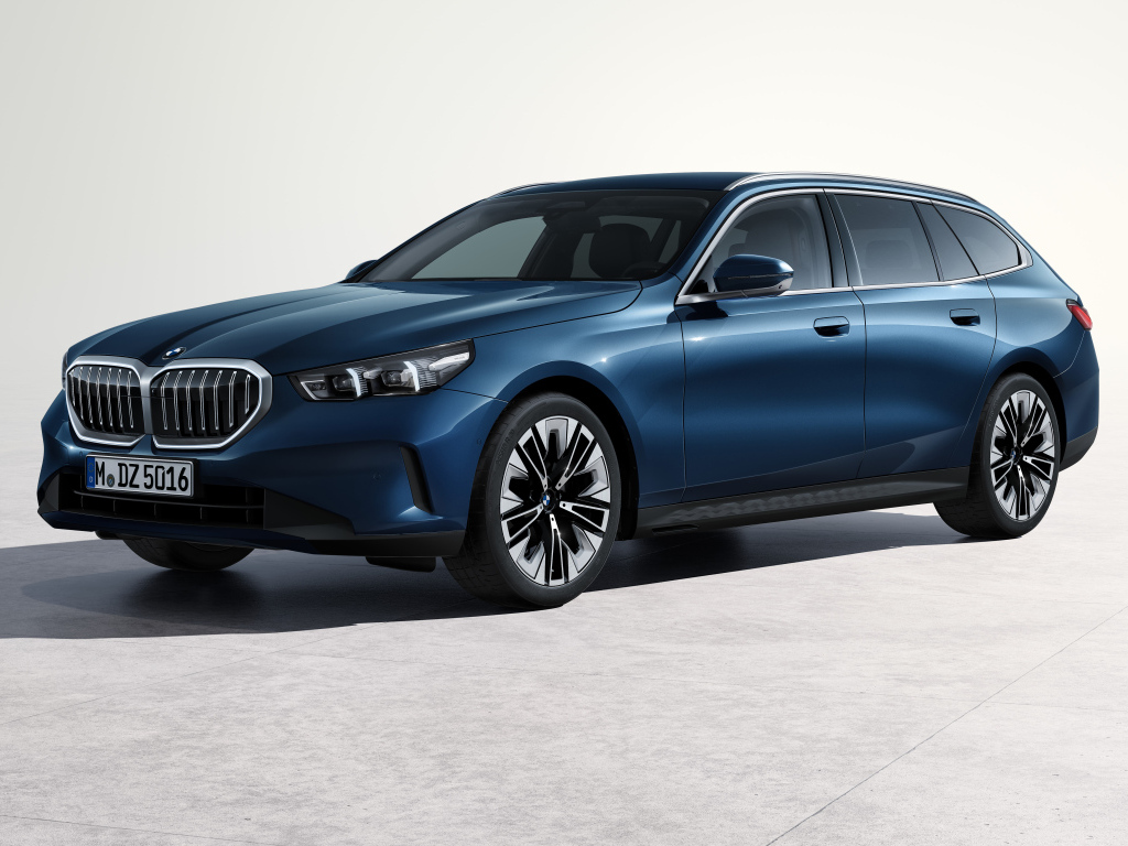 Синий автомобиль  BMW 520d XDrive Touring 2024  года