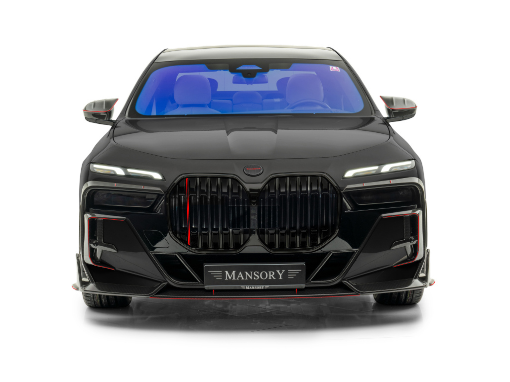 Вид спереди на автомобиль Mansory BMW 7 Series на белом фоне