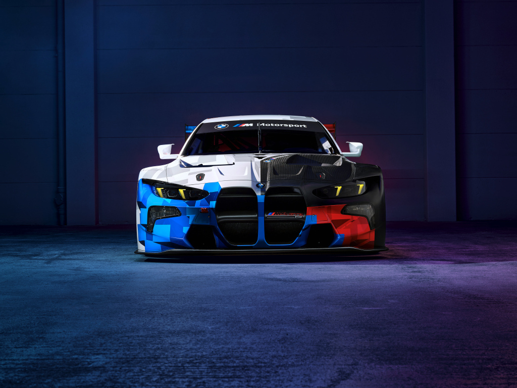 Вид спереди на автомобиль BMW M4 GT3 EVO