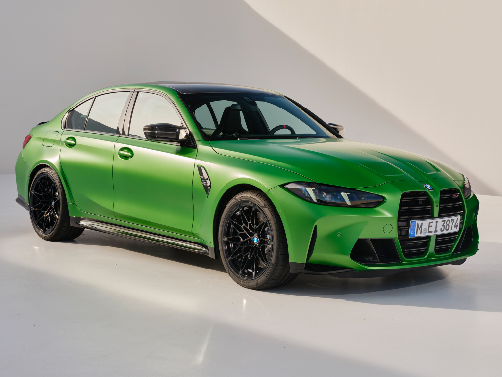 Зеленый автомобиль BMW M3 Competition 2024 года