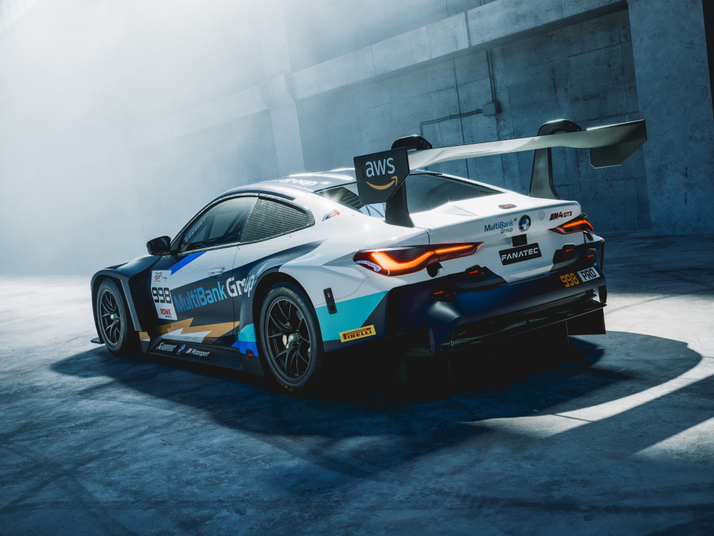 Вид сзади на гоночный автомобиль BMW M4 GT3 Endurance Cup