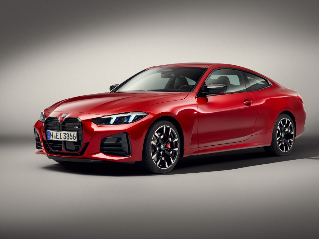 Красный автомобиль BMW M440i XDrive Coupé 2024 года