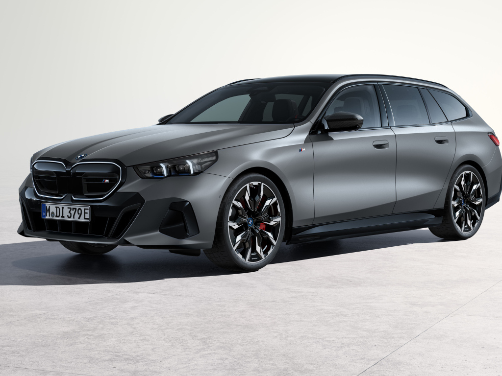 Серебристый автомобиль BMW I5 M60 XDrive Touring 2024 года