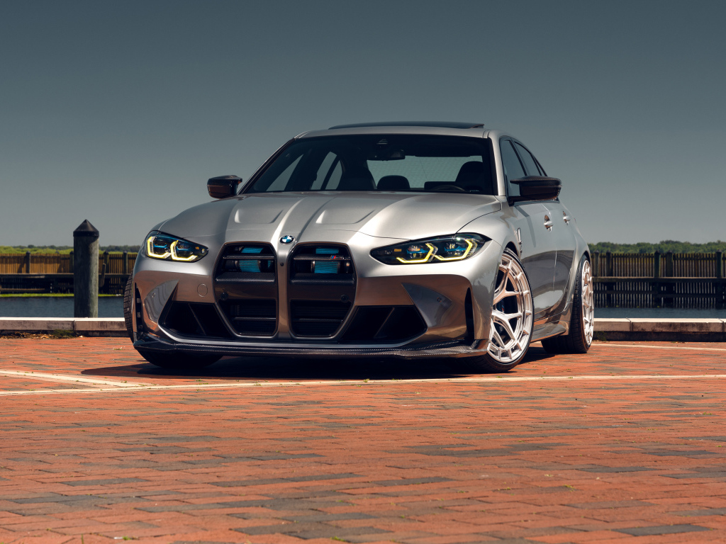 Серебристый автомобиль BMW M3