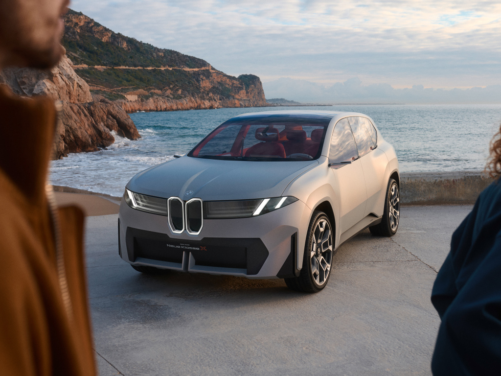 Серебристый автомобиль BMW Vision Neue Klasse X 2024 года у воды