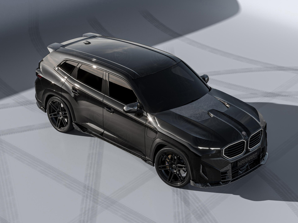 Вид сверху на черный автомобиль BMW XM Thor Forged Carbon Package 2024 года