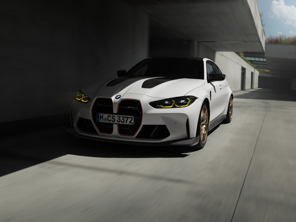 Белый автомобиль BMW M3 CS у стены