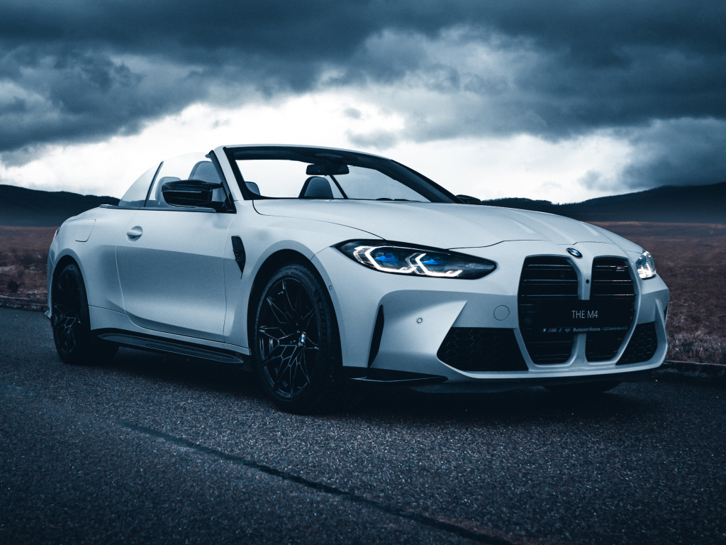 Белый кабриолет  BMW M4 под грозовым небом