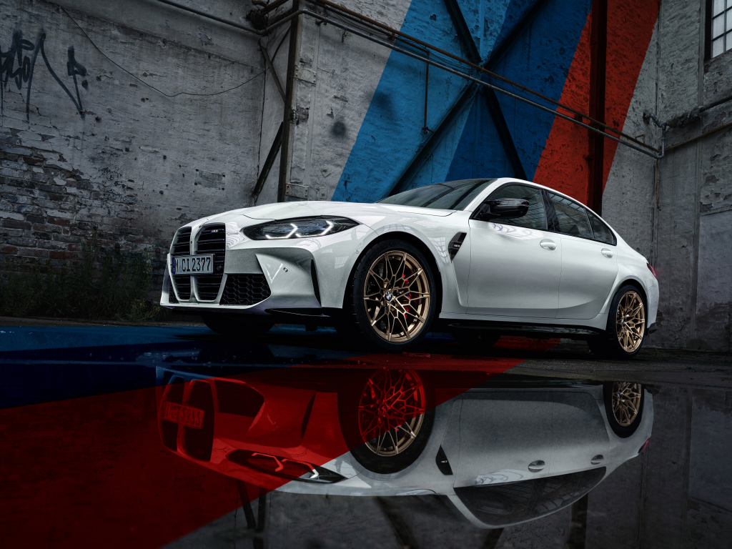 Белый автомобиль BMW M3 MT Final Edition 2024 года