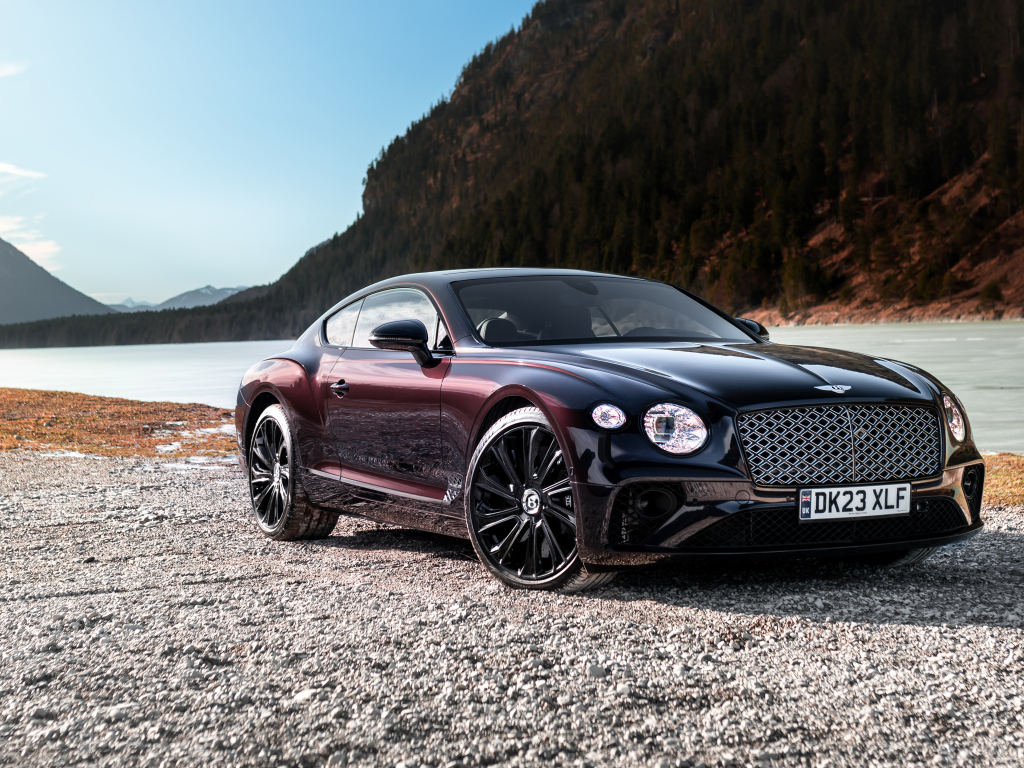 Автомобиль Bentley Continental GT Mulliner у реки