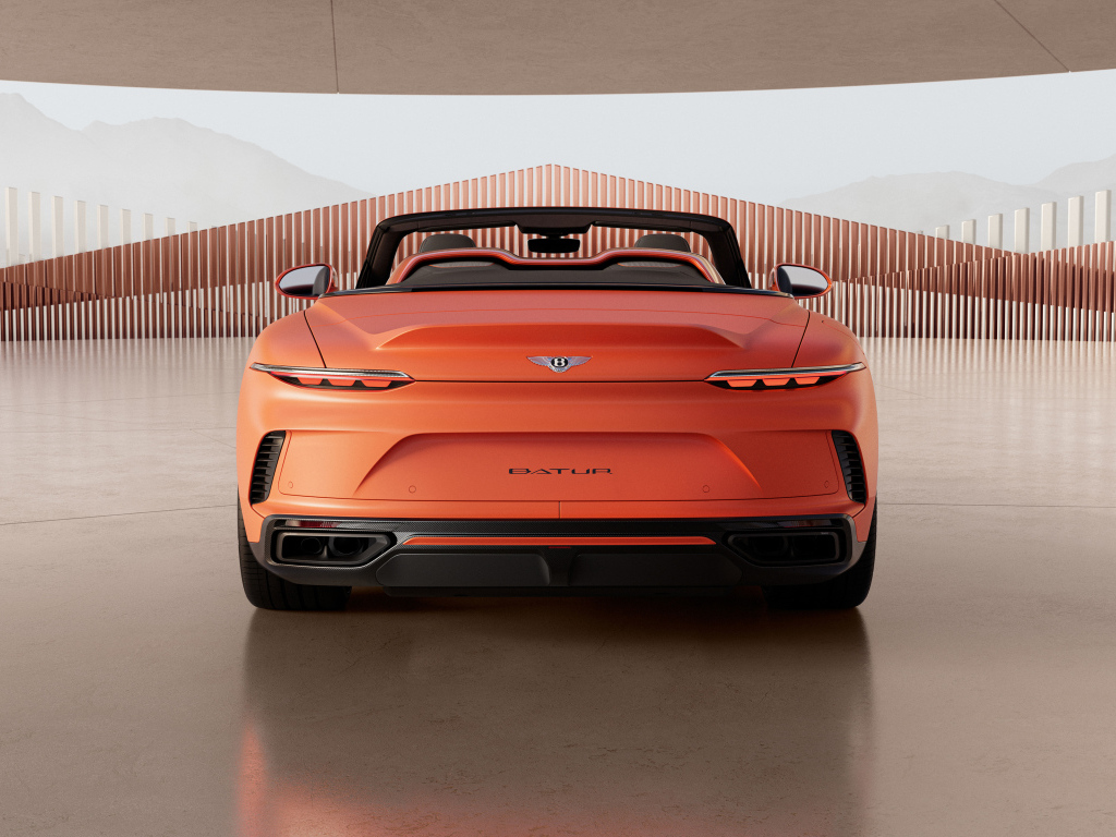 Авто Bentley Mulliner Batur Convertible 2024  года вид сзади