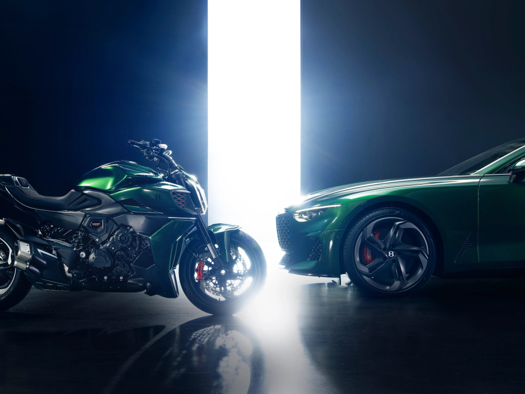 Мотоцикл Ducati Diavel и автомобиль Bentley