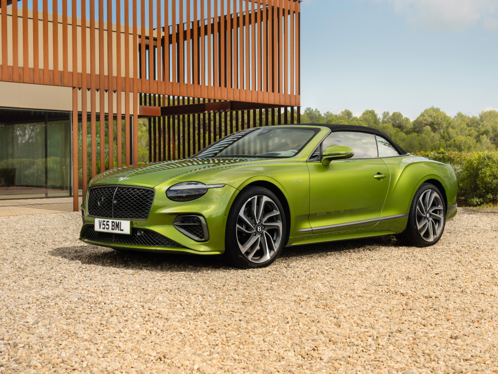 Зеленый автомобиль Bentley Continental GT Speed Convertible 2024 года у дома