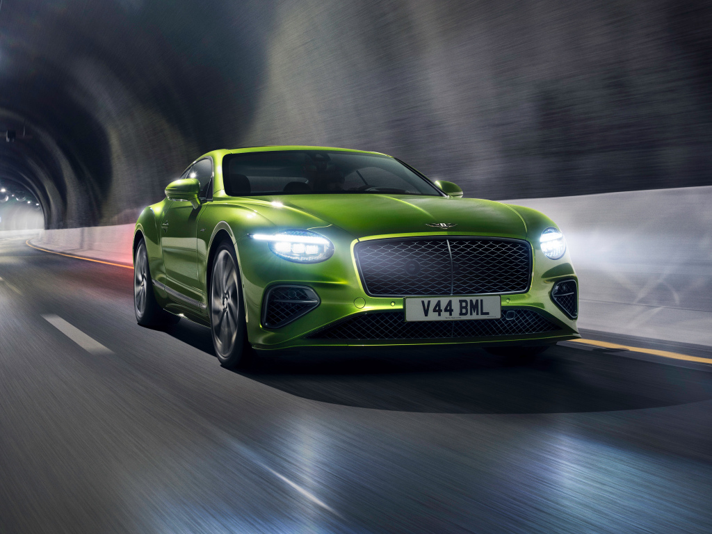 Зеленый автомобиль Bentley Continental GT Speed 2024  года в тоннеле