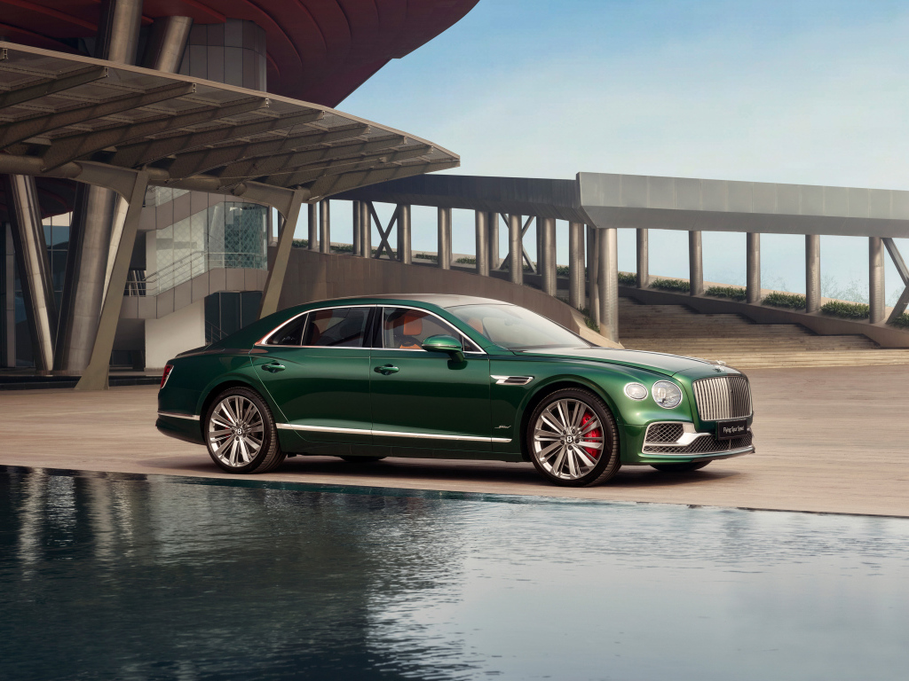 Зеленый дорогой автомобиль Mulliner Bentley Flying Spur Speed Opulence Edition 2024  года