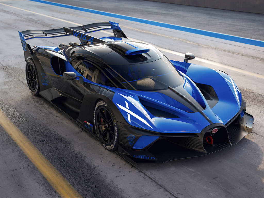 Синий гоночный автомобиль Bugatti Bolide
