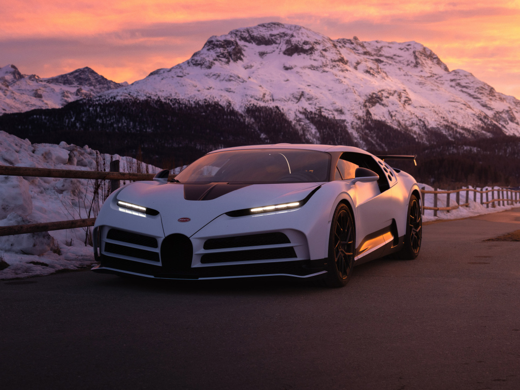 Автомобиль Bugatti Centodieci на фоне гор