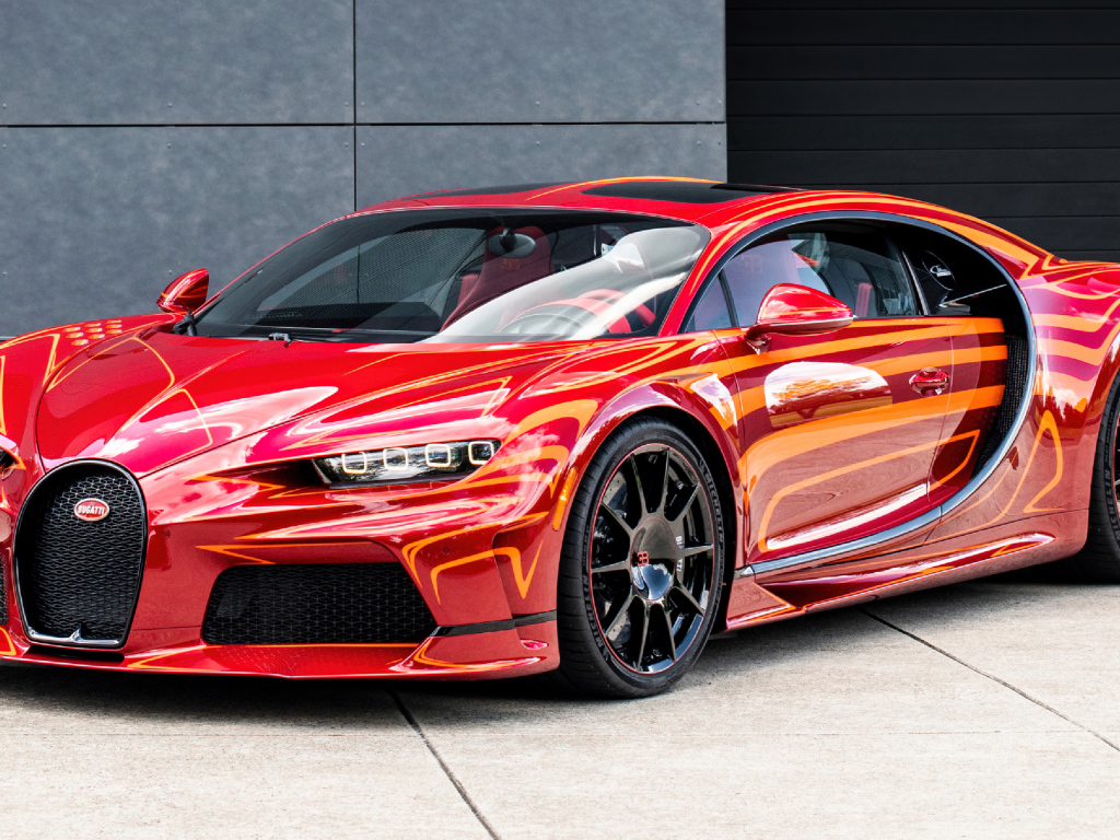 Быстрый красный автомобиль Bugatti Chiron Super Sport L'Aura