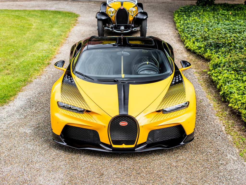 Вид спереди на спорткар Bugatti Type 55 Roadster Bugatti Chiron Super Sport 55 One Of One
