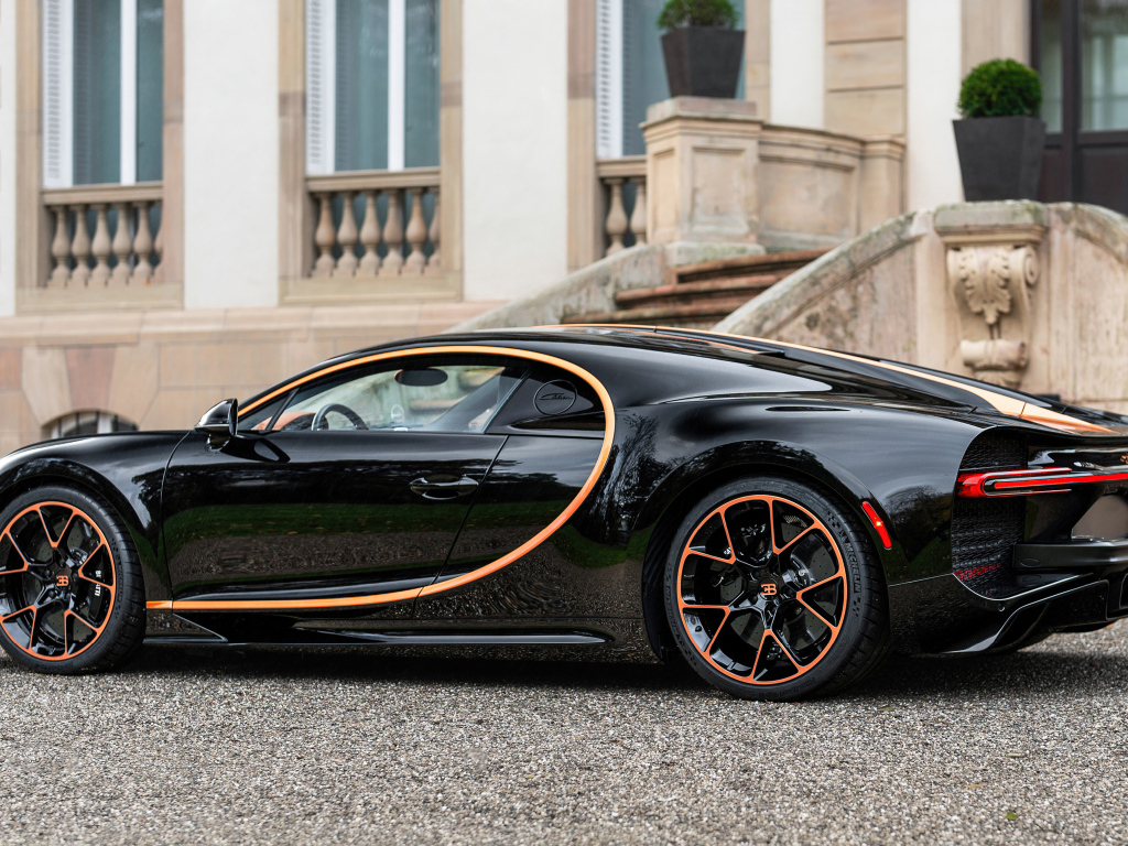 Вид сзади на автомобиль Bugatti Chiron Custom