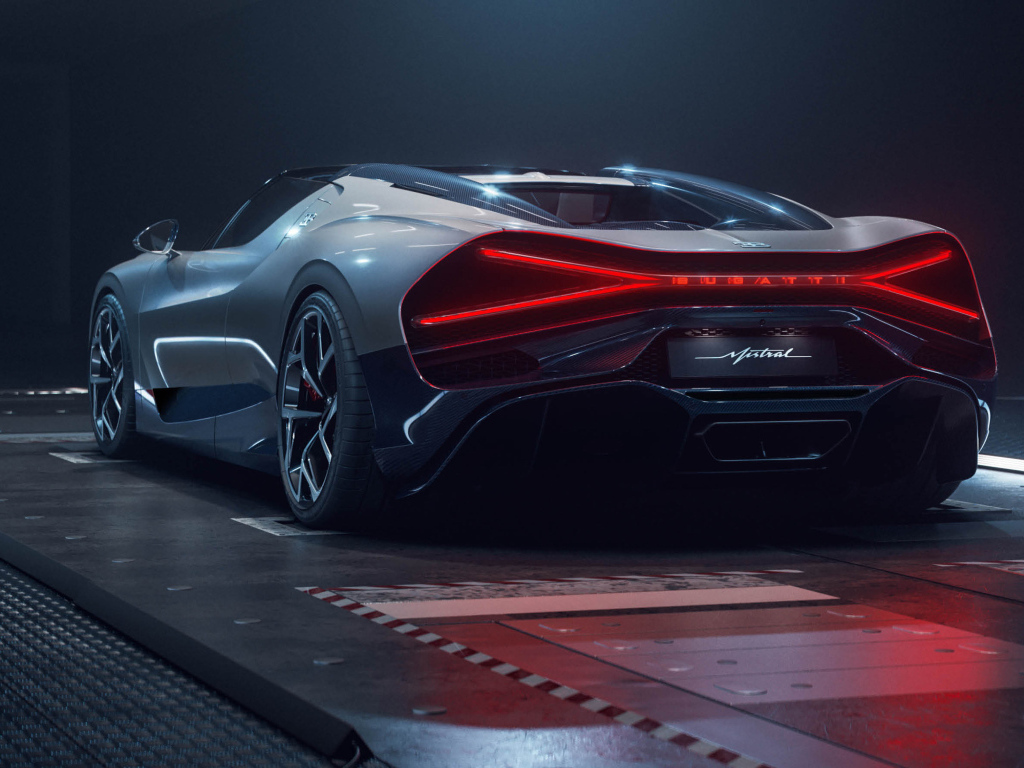 Вид сзади на автомобиль Bugatti W16 Mistral Roadster
