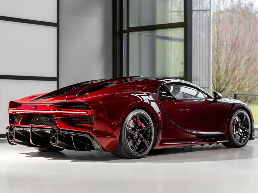 Красный автомобиль Bugatti Chiron Super Sport Red Dragon вид сзади