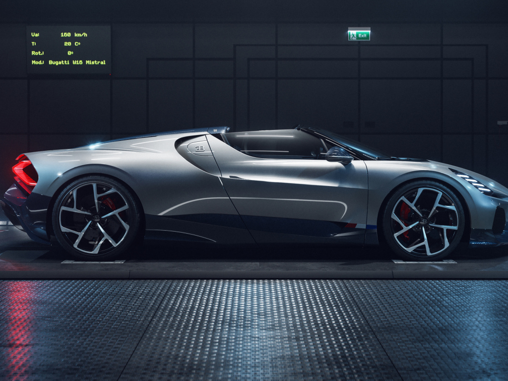 Серебристый автомобиль Bugatti Mistral