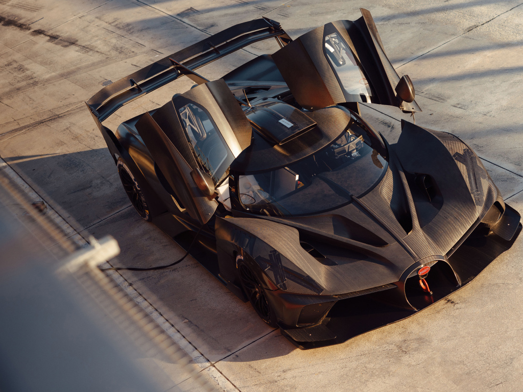 Вид сверху на автомобиль Bugatti Bolide с открытыми дверями