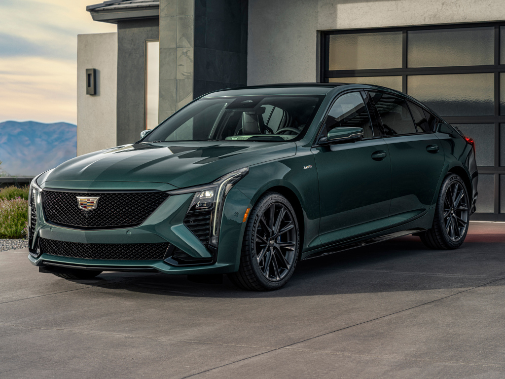 Зеленый автомобиль  Cadillac CT5-V 2025  года