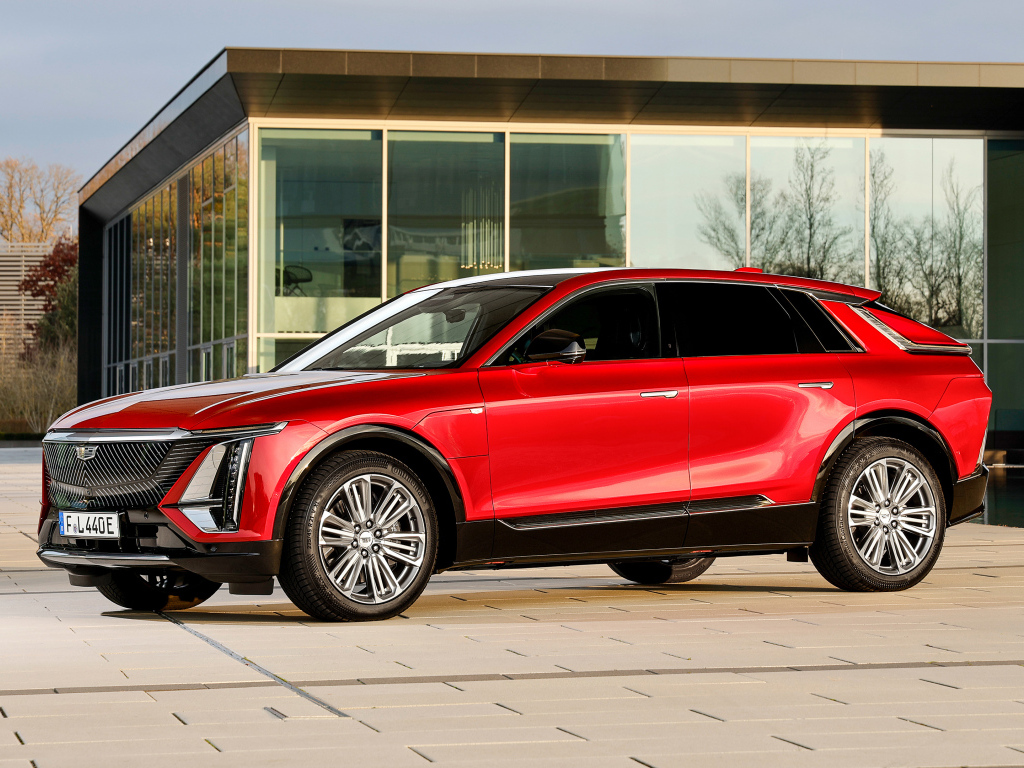 Красный дорогой автомобиль Cadillac Lyriq Luxury