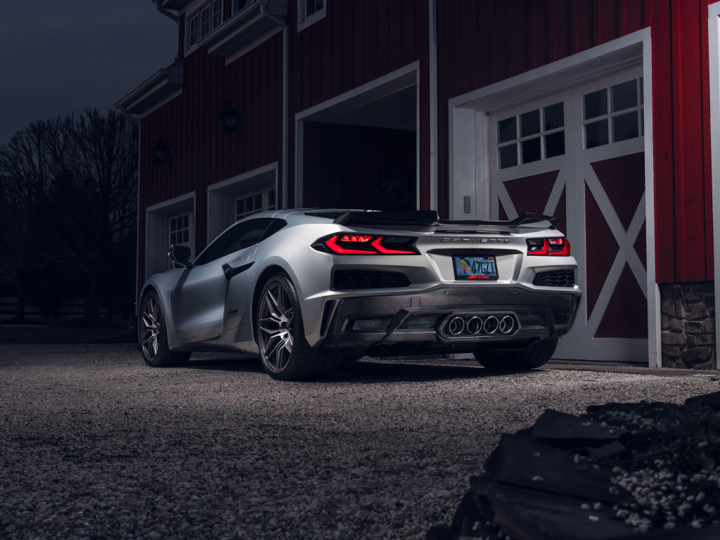 Вид сзади на автомобиль Chevy Corvette Z06