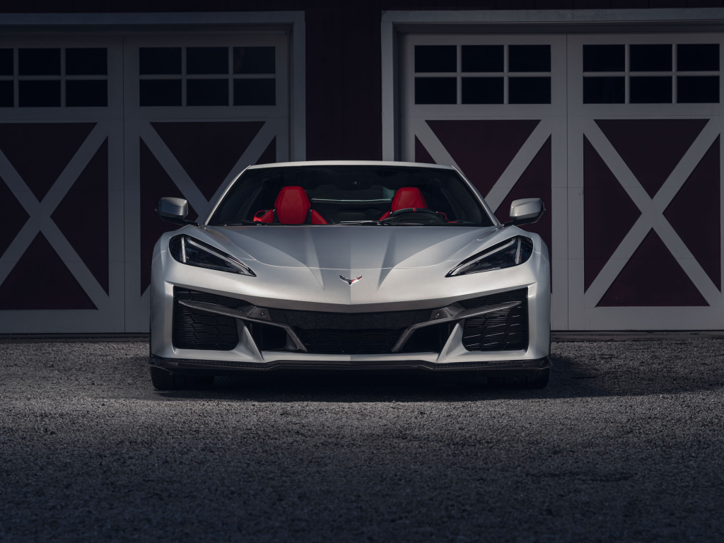 Серебристый суперкар  Chevy Corvette Z06 вид спереди