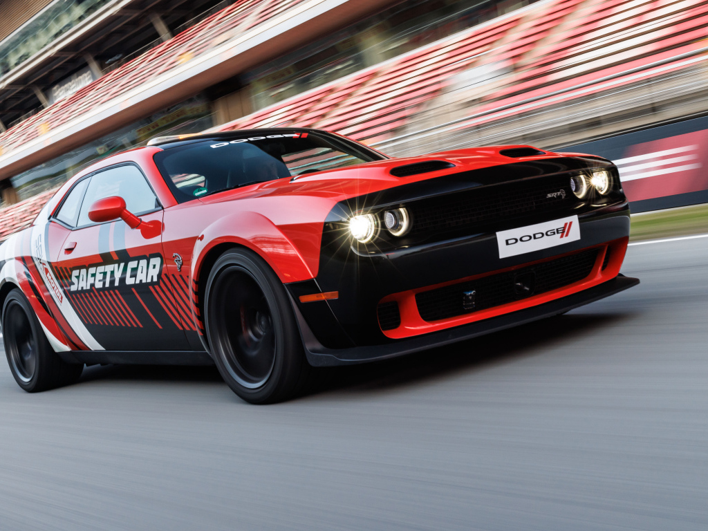 Автомобиль Dodge Challenger SRT Hellcat WorldSBK Safety Car 2024 года на гоночной трассе