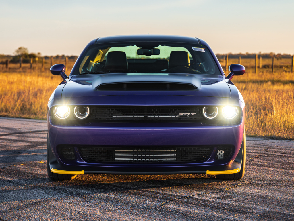 Автомобиль Dodge Hennessey Demon 1700 Twin-Turbo 2024 года с включенными фарами