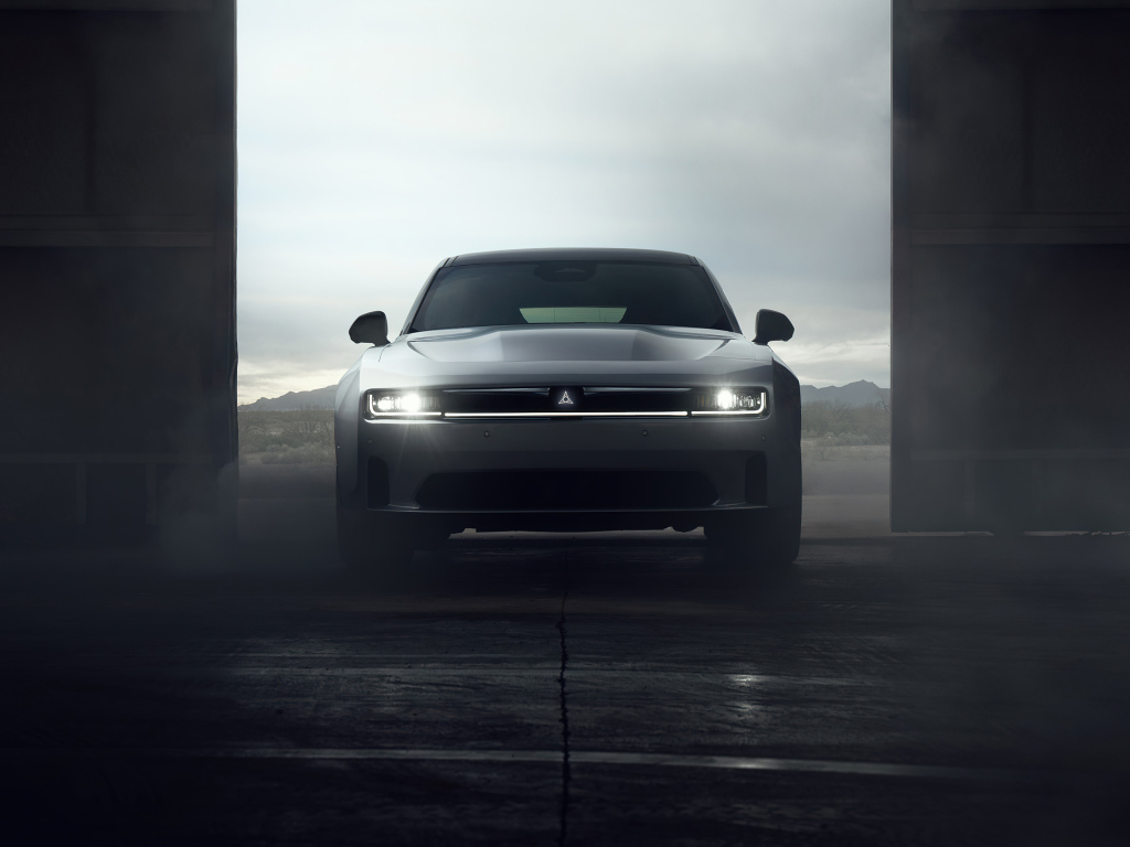 Серебристый автомобиль Dodge Charger Daytona Scat Pack 2024 года у ворот