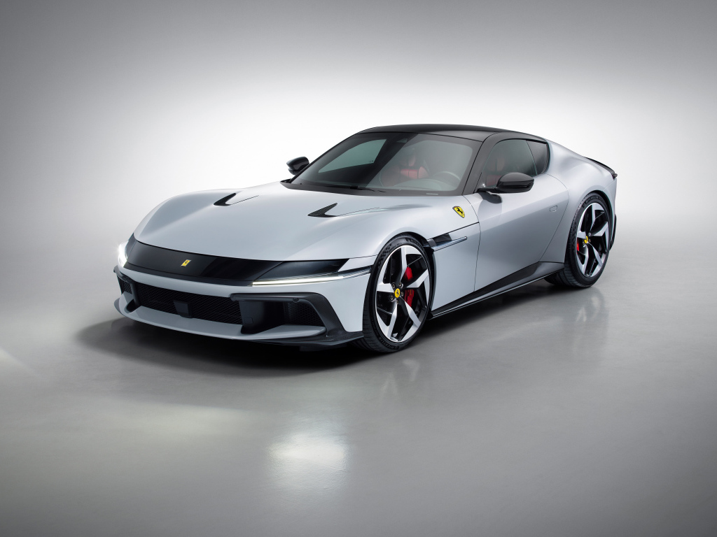 Автомобиль Ferrari 12Cilindri 2024 года на сером фоне