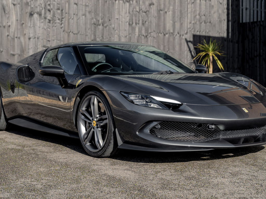 Серый быстрый автомобиль Ferrari 296 GTB