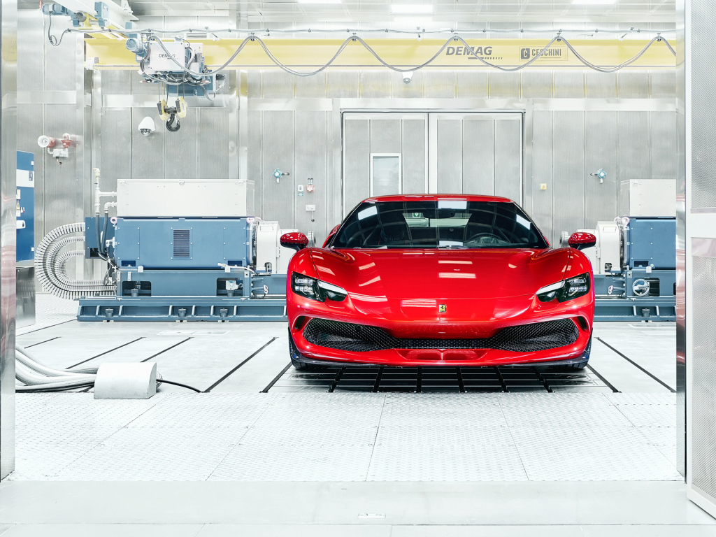 Красный автомобиль  Ferrari 296 GTB вид спереди