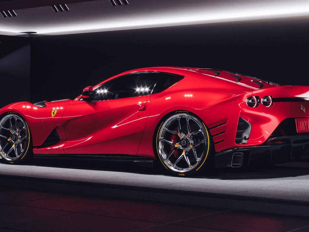Красный быстрый автомобиль Ferrari 812 Competizione вид сзади