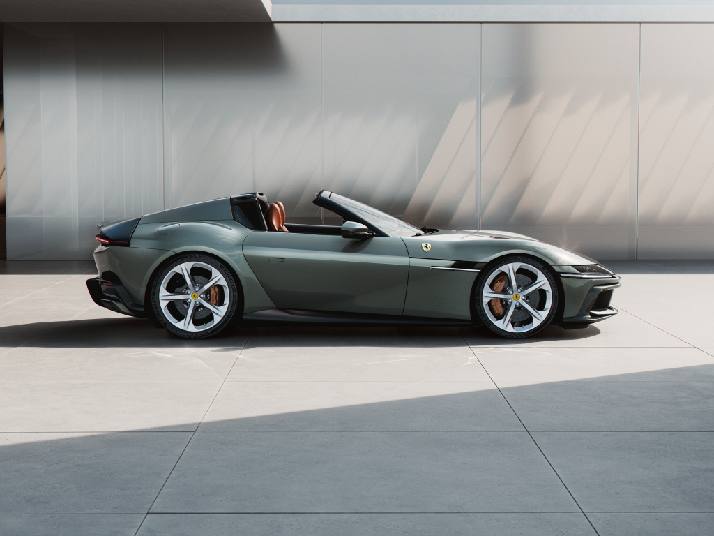 Вид сбоку на автомобиль Ferrari 12Cilindri Spider 2024 года