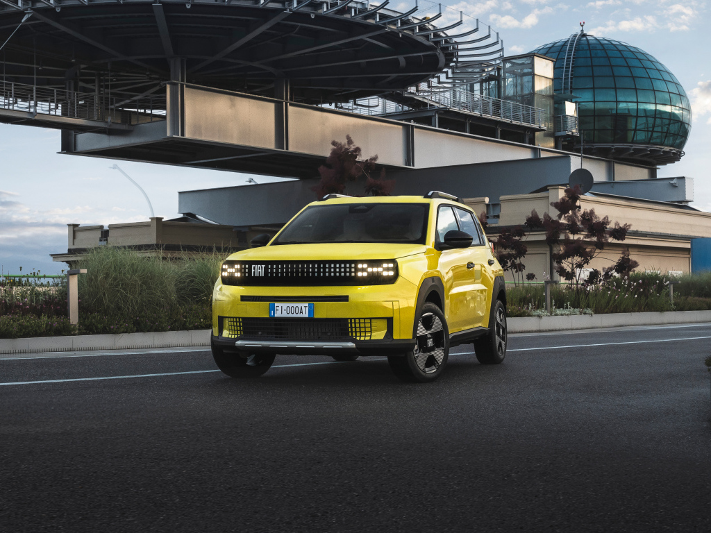 Желтый внедорожник Fiat Grande Panda Elettrica
