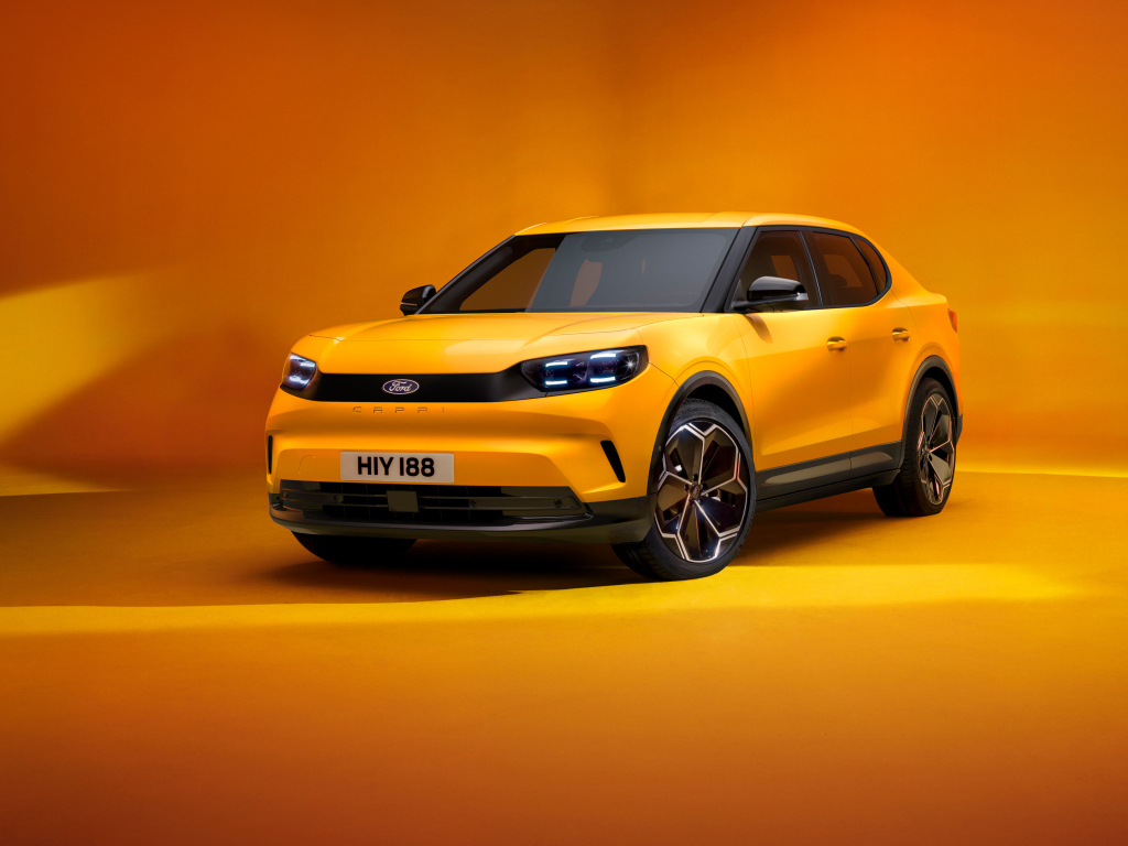 Автомобиль  Ford Capri 2024 года на оранжевом фоне