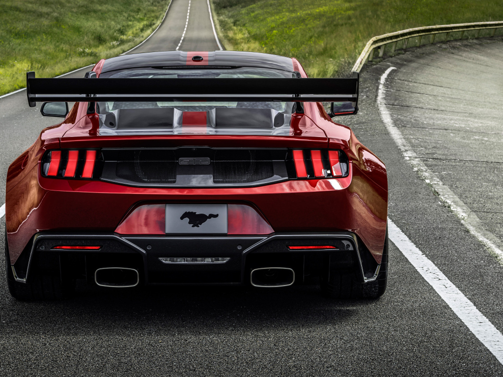 Вид сзади на автомобиль Ford Mustang GTD Performance Pack 2025 года