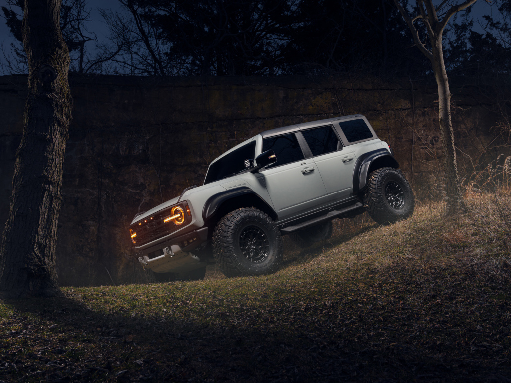 Джип Ford Bronco Raptor в лесу ночью