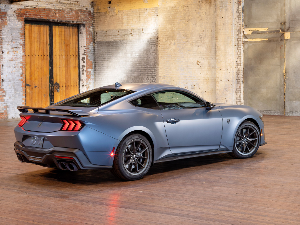 Вид сзади на серебристый автомобиль Ford Mustang Dark Horse Matte Clear Film 2024 года