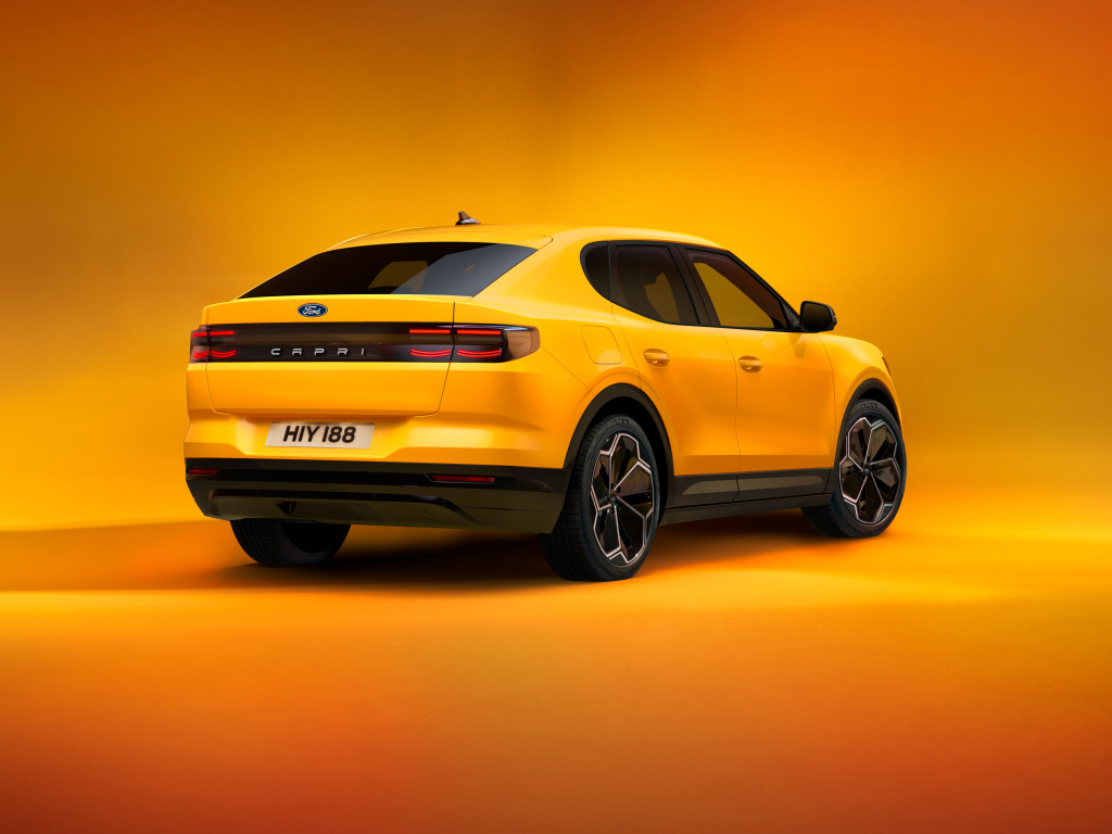 Вид сзади на желтый автомобиль  Ford Capri 2024 года