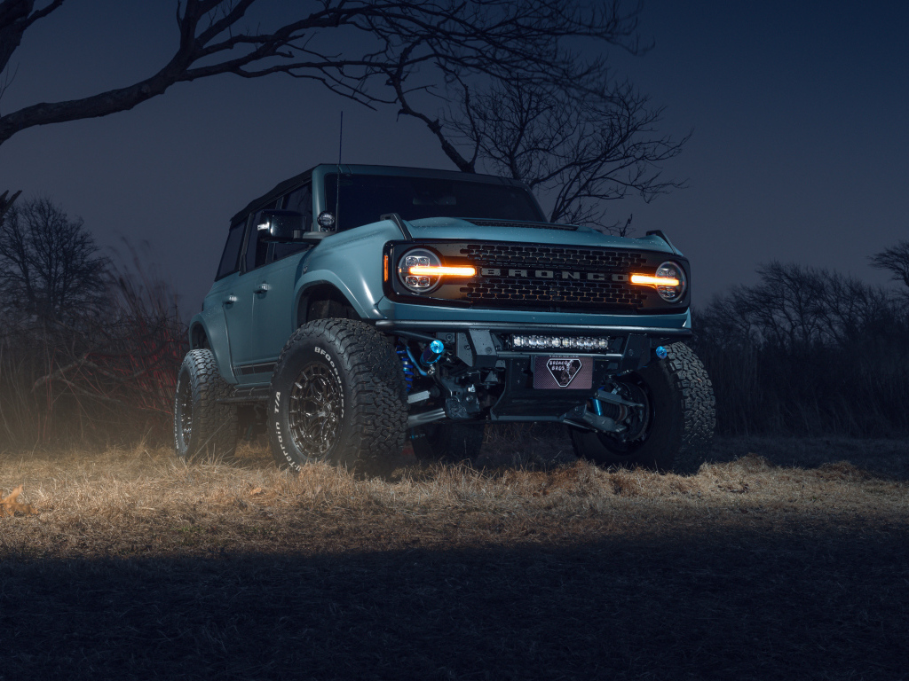 Внедорожник  Ford Bronco Vossen Wheels ночью