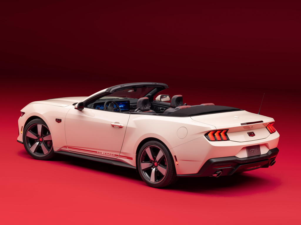 Вид сбоку на белый автомобиль Ford Mustang GT Convertible 60th Anniversary Package 2025 года
