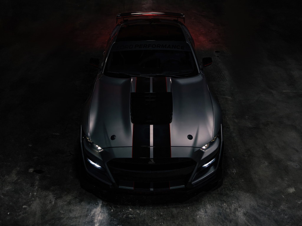 Вид сверху на автомобиль Ford Mustang Shelby GT500