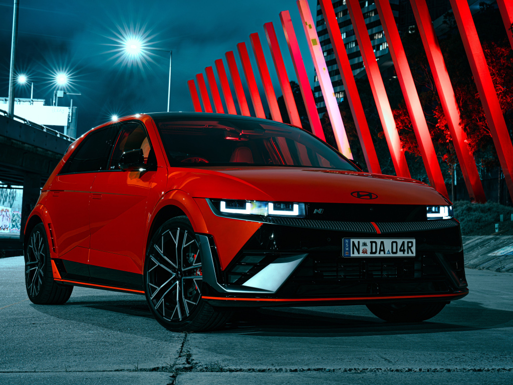Красный автомобиль Hyundai IONIQ 5 N 2024 года
